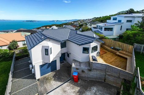 Photo of property in 75a Dress Circle, Newlands, Wellington, 6037