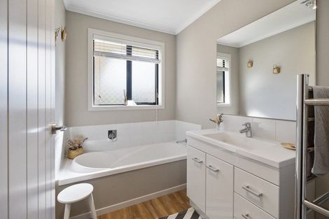 Photo of property in 16 Chestnut Close, Kelvin Grove, Palmerston North, 4414