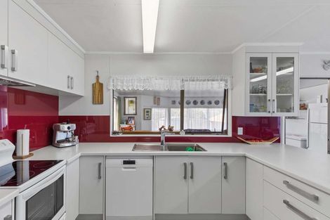 Photo of property in 18 Swinbourne Street, Waverley, 4510