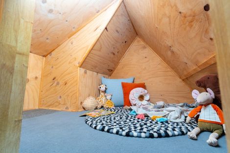 Photo of property in 8 Fitzpatrick Street, Newlands, Wellington, 6037