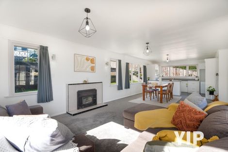 Photo of property in 22 Longcroft Terrace, Newlands, Wellington, 6037