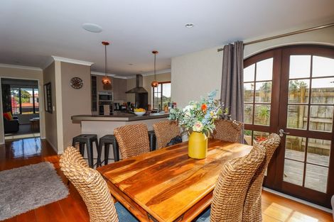 Photo of property in 16 La Lena Grove, Fitzherbert, Palmerston North, 4410