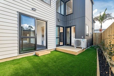 Photo of property in 98e Royal Road, Massey, Auckland, 0614