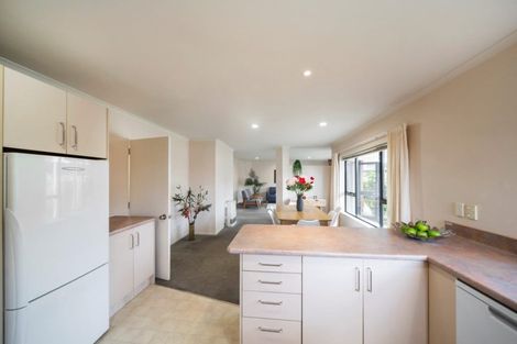 Photo of property in 2 Taylor Place, Merrilands, New Plymouth, 4312