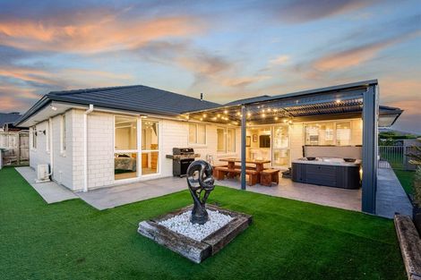 Photo of property in 86 Queen Charlotte Drive, Aotea, Porirua, 5024