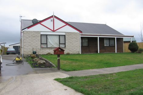 Photo of property in 69 Hillcrest Drive, Kelvin Grove, Palmerston North, 4414