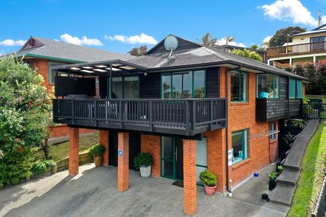 Photo of property in 8a Worthington Place, West Harbour, Auckland, 0618