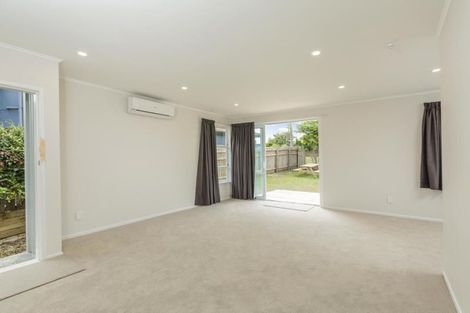 Photo of property in 1/862 East Coast Road, Northcross, Auckland, 0630
