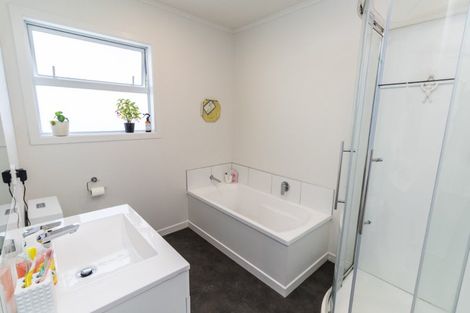 Photo of property in 68 Newlands Road, Newlands, Wellington, 6037