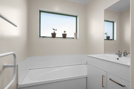 Photo of property in 4 Albizia Avenue, Henderson, Auckland, 0612