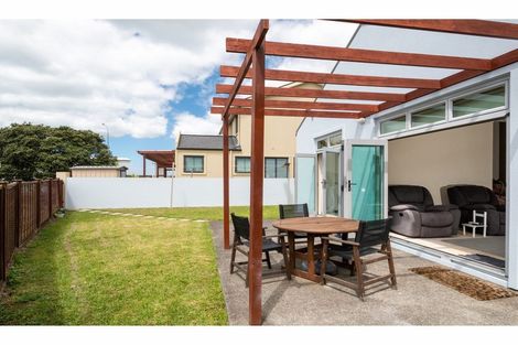 Photo of property in 11l Clearwater Cove, West Harbour, Auckland, 0618