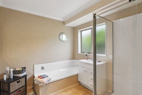 Photo of property in 15 Balmerino Grove, Waikanae, 5036