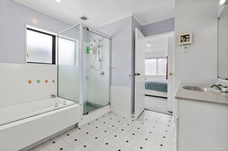 Photo of property in 143 Botany Road, Botany Downs, Auckland, 2010