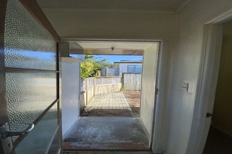 Photo of property in 11 Aplin Place, Birkdale, Auckland, 0626