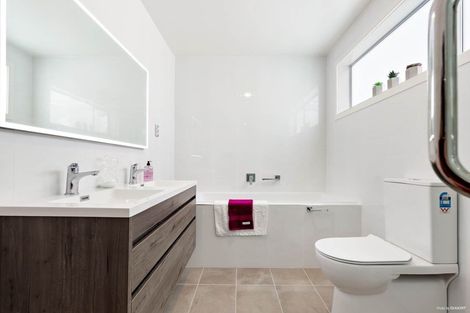 Photo of property in 4 Crieff Place, Te Atatu Peninsula, Auckland, 0610