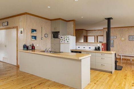 Photo of property in 84 Shakespear Road, Army Bay, Whangaparaoa, 0930