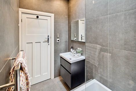 Photo of property in 292 The Parade, Island Bay, Wellington, 6023