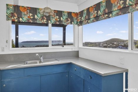 Photo of property in 129 Gloaming Hill, Titahi Bay, Porirua, 5022