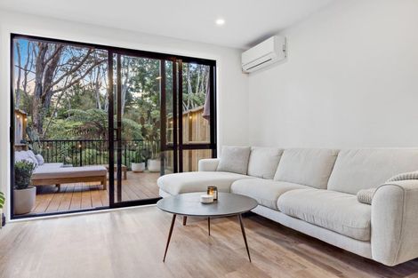 Photo of property in 33 Tokai Place, Glen Eden, 0602