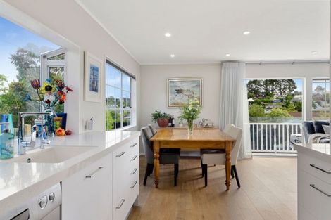 Photo of property in 2/10 Landsberg Way, Windsor Park, Auckland, 0632