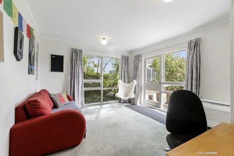 Photo of property in 30 Woodhouse Avenue, Karori, Wellington, 6012
