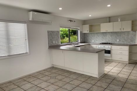 Photo of property in 2/90 Pupuke Road, Hillcrest, Auckland, 0627