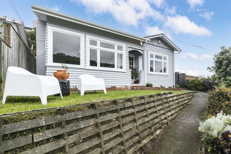 Photo of property in 121 Houghton Bay Road, Houghton Bay, Wellington, 6023