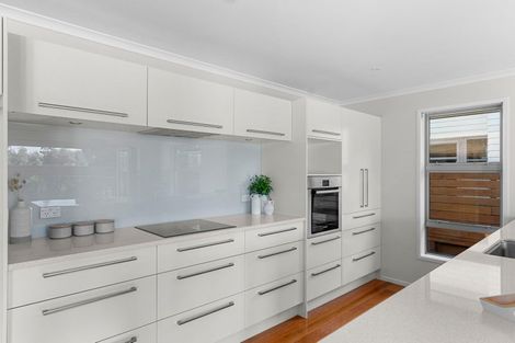 Photo of property in 33 Karoro Road, One Tree Point, 0118