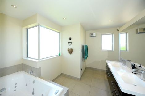 Photo of property in 156a Avonhead Road, Ilam, Christchurch, 8041