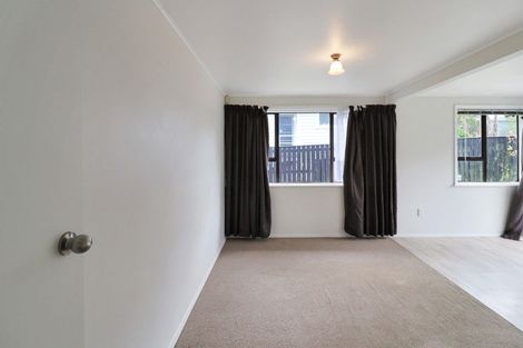 Photo of property in 32 Victory Crescent, Tawa, Wellington, 5028