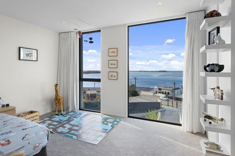 Photo of property in 32 Mount Pleasant Road, Mount Pleasant, Christchurch, 8081