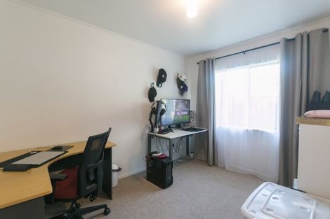 Photo of property in 2/13 Frank Evans Place, Henderson, Auckland, 0610