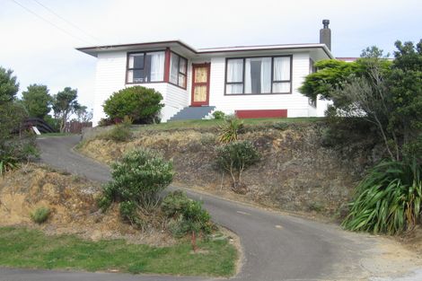 Photo of property in 13 Brooker Grove, Newlands, Wellington, 6037