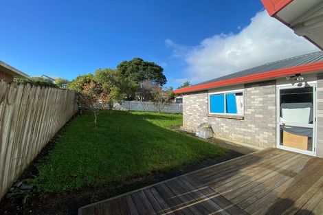 Photo of property in 1/9 Mira Place, Windsor Park, Auckland, 0632