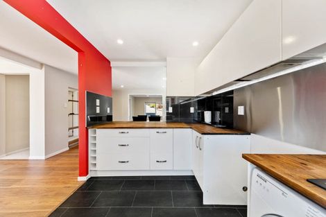 Photo of property in 18 Grassmere Road, Henderson Valley, Auckland, 0612