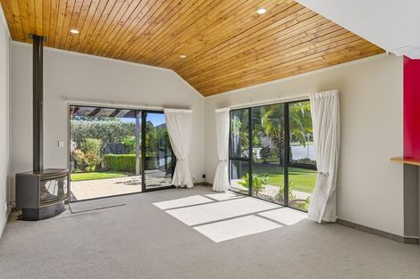 Photo of property in 2 Quadrant Heights, Paraparaumu, 5032