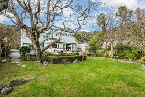 Photo of property in 33 Cheviot Road, Lowry Bay, Lower Hutt, 5013