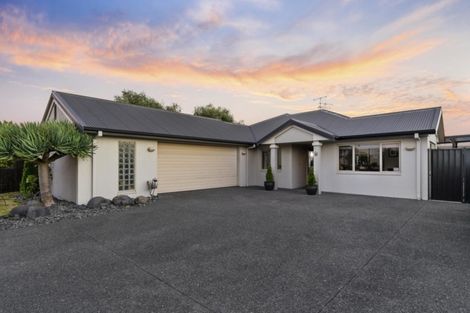 Photo of property in 18 St Clair Place, Browns Bay, Auckland, 0630