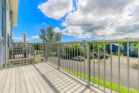 Photo of property in 3/5 John Jennings Drive, Oteha, Auckland, 0632