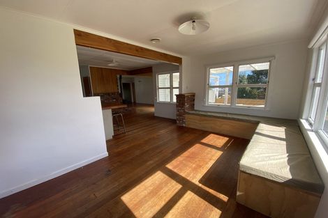 Photo of property in 8 Donnelly Street, Oakura, 4314