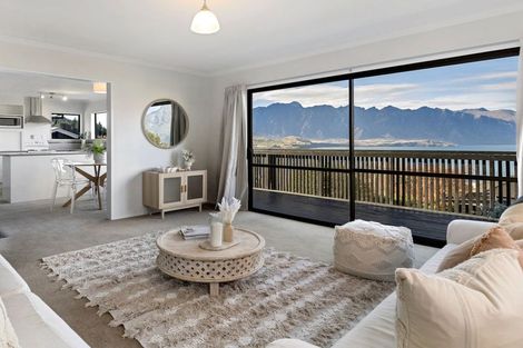 Photo of property in 44 Wynyard Crescent, Fernhill, Queenstown, 9300