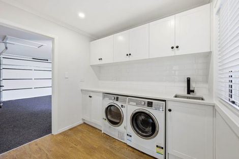 Photo of property in 2 Callender Place, Shelly Park, Auckland, 2014