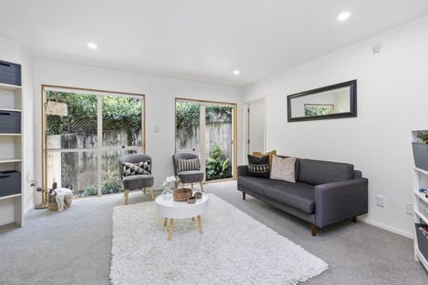 Photo of property in 1/31 Holdaway Avenue, Northcote, Auckland, 0627