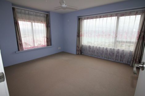 Photo of property in 28 Tamworth Crescent, Newlands, Wellington, 6037