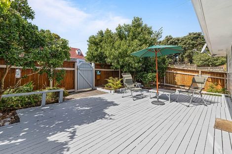 Photo of property in 2/24 Lambrown Drive, Totara Vale, Auckland, 0629