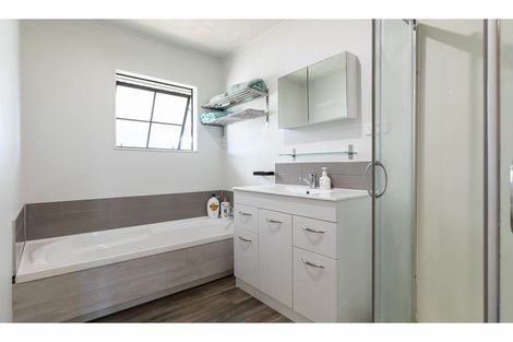 Photo of property in 7 Imperial Place, Henderson, Auckland, 0612