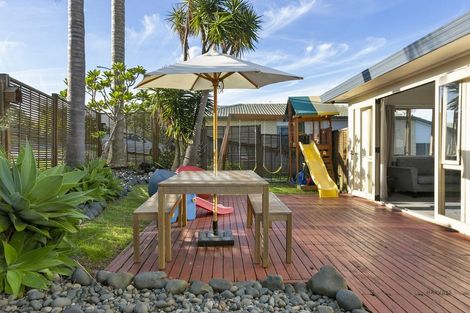 Photo of property in 14 Berkshire Terrace, Massey, Auckland, 0614