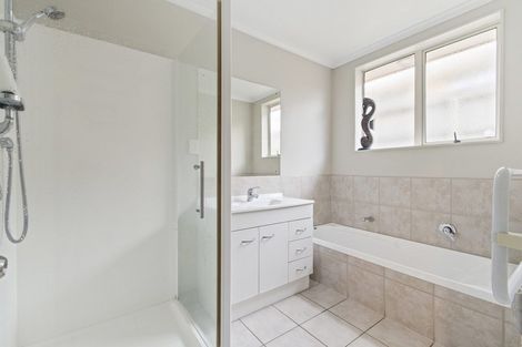 Photo of property in 182 Keri Vista Rise, Papakura, 2110