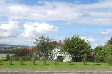 Photo of property in 105 Luckens Road, West Harbour, Auckland, 0618