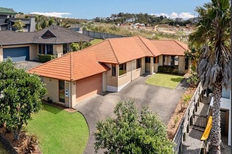 Photo of property in 69 Roberta Crescent, Orewa, 0931